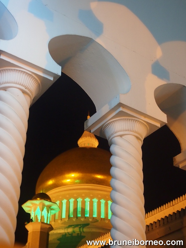 Sultan Omar Ali Mosque, Brunei image